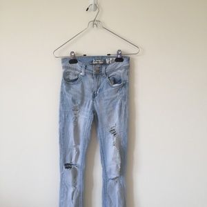 ☆ light-wash distressed jeans ☆